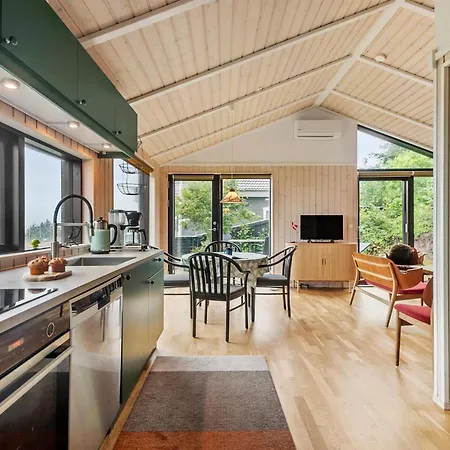 1 Bedroom Stunning In V